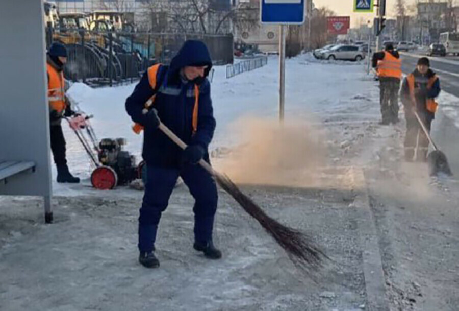 В Благовещенске очистили 14 километров тротуаров видео