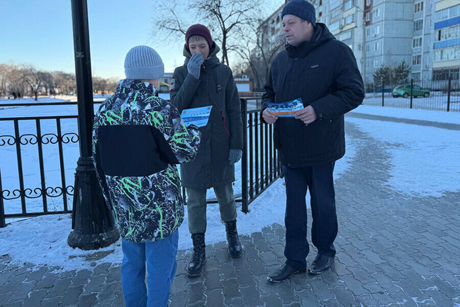 Школьники Благовещенска решили помочь сотрудникам МЧС в парке Дружбы видео