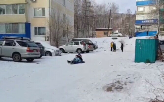 Горку в опасном месте обустроили дети на севере Приамурья видео