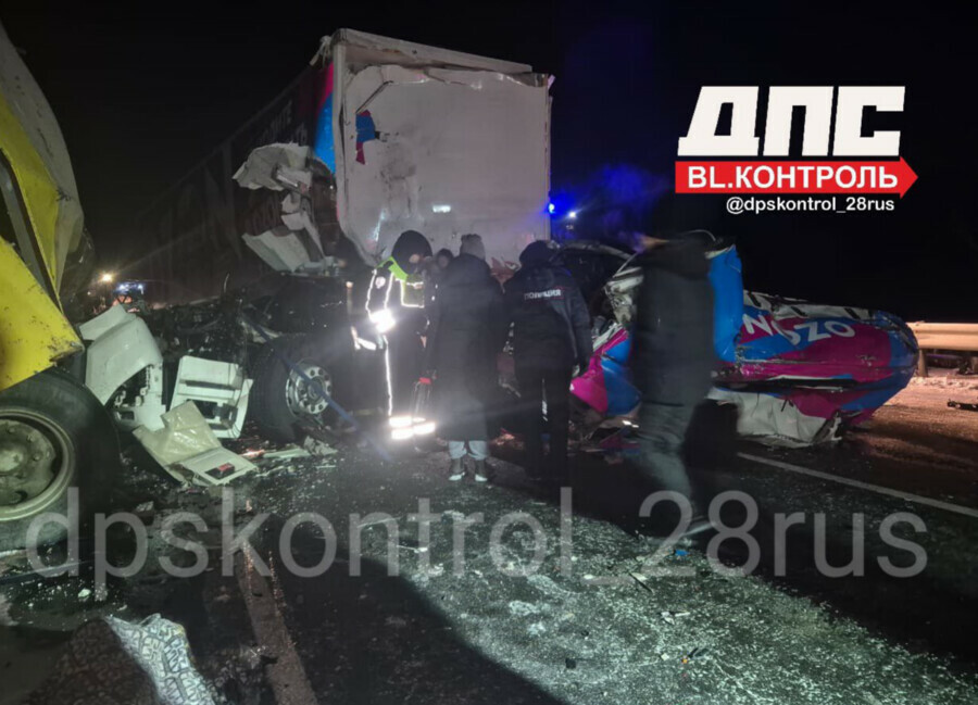 В Амурской области на федеральной трассе фура на полном ходу въехала в брошенный прицеп