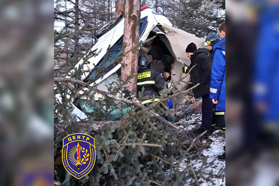 Пришлось срезать часть крыши спасатели рассказали о страшном ДТП в Тындинском округе фото