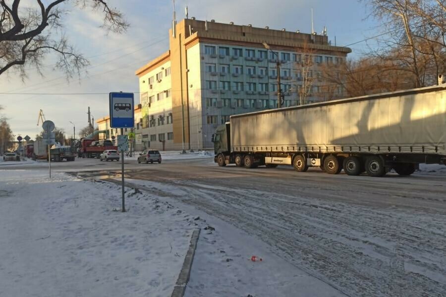 Ситуация не изменилась в одном из районов Благовещенска фуры серьезно осложняют движение видео 