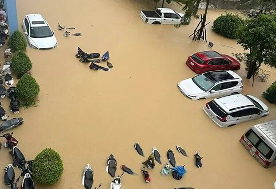 Российских туристов застрявших во время наводнения во Вьетнаме вызволили из западни видео
