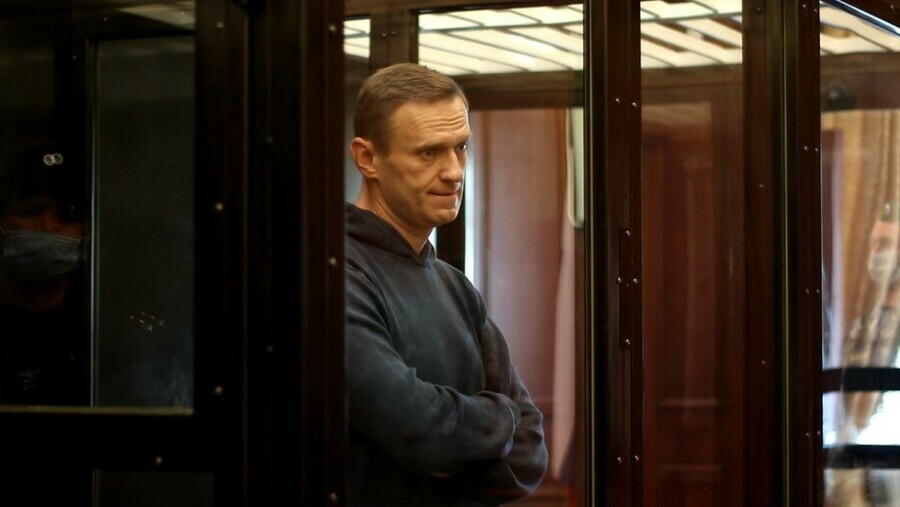 Суд заменил Алексею Навальному условный срок на 35 года колонии