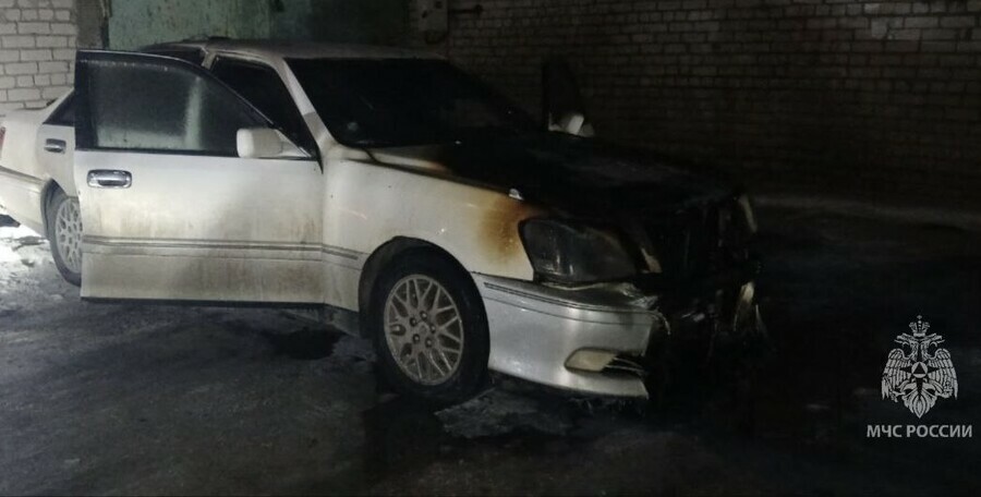 Toyota Crown загорелся на перекрестке в Благовещенске фото