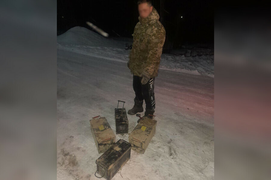 В Приамурье молодые люди украли аккумуляторы с базы