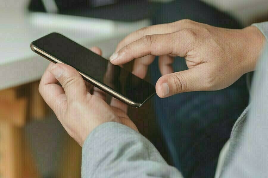 Дальневосточник спас отца от мошенников