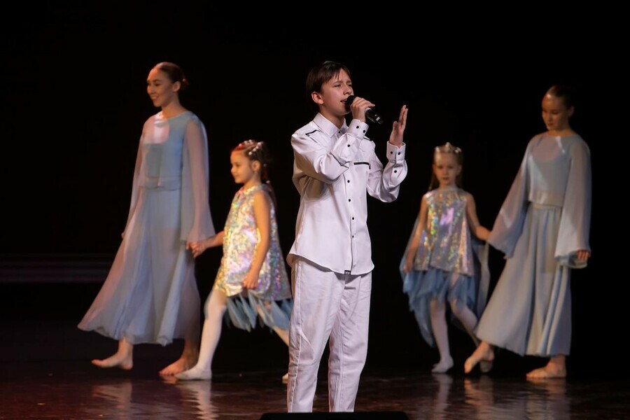 Участник телепроекта на НТВ Артем Бычков выступил на благовещенской сцене