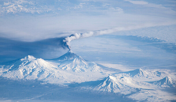 На Камчатке началось извержение исполинского вулкана