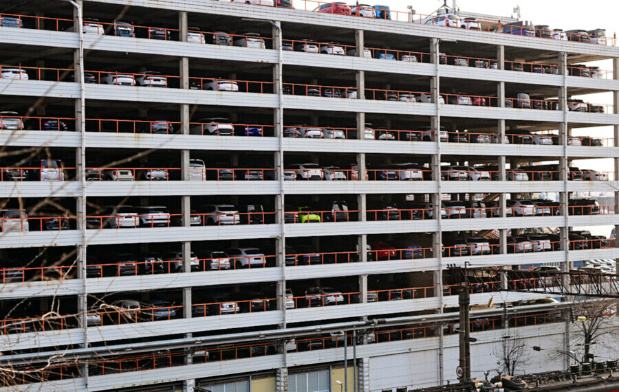 Порт Владивостока забит автомобилями  до 10 декабря их обещают оформлять по старым ставкам утильсбора