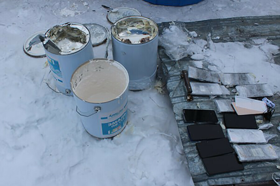 В колонию Амурской области привезли хитро спрятанные смартфоны и наушники фото