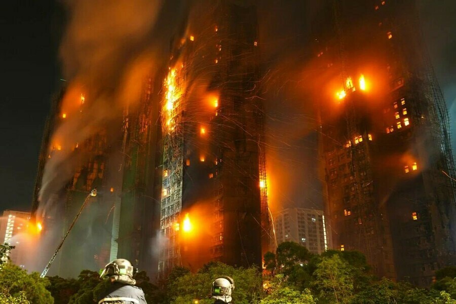 Небывалый пожар в высотном жилом комплексе Гонконга унес жизни 44 человек