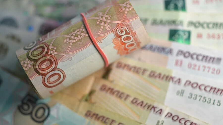 Россияне активно снимают наличные изза страха блокировки карт