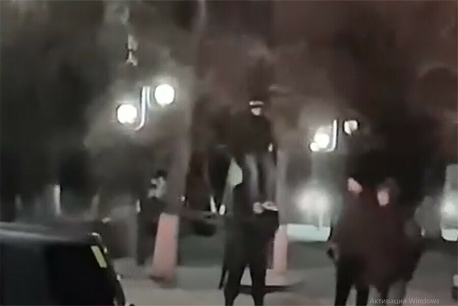 В Белогорске нашли подростка который залез на памятник вежливому солдату видео