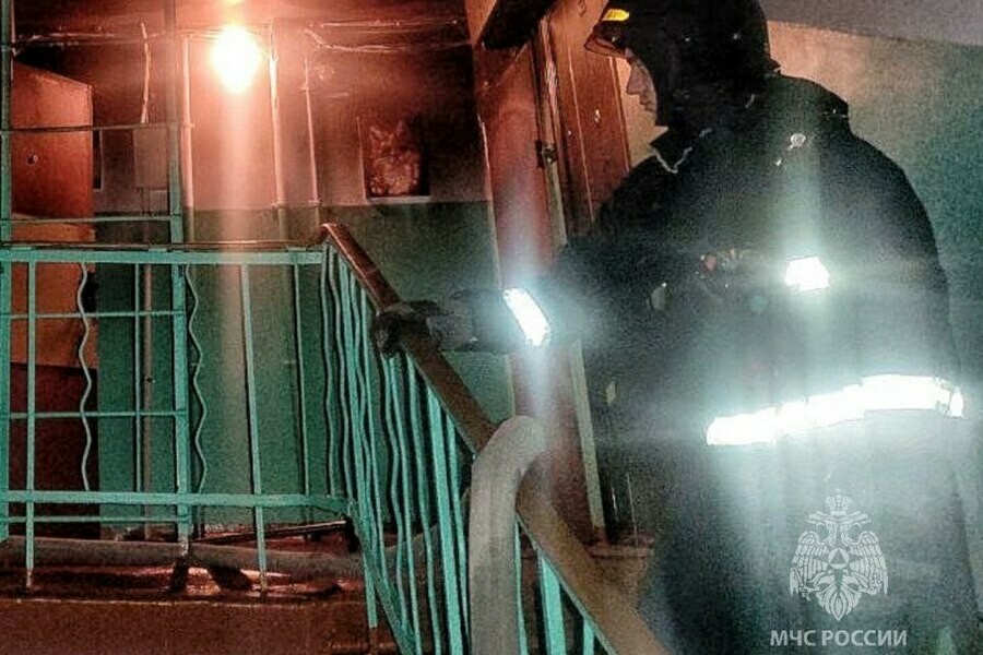 Квартира выгорела в пятиэтажке Благовещенска спасатели вывели жильцов и ребенка фото 