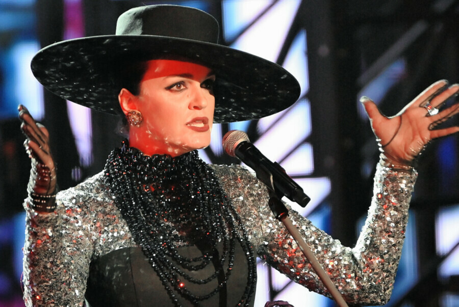 Певица Cлава в крепких выражениях пожаловалась что не может продать квартиру изза Долиной