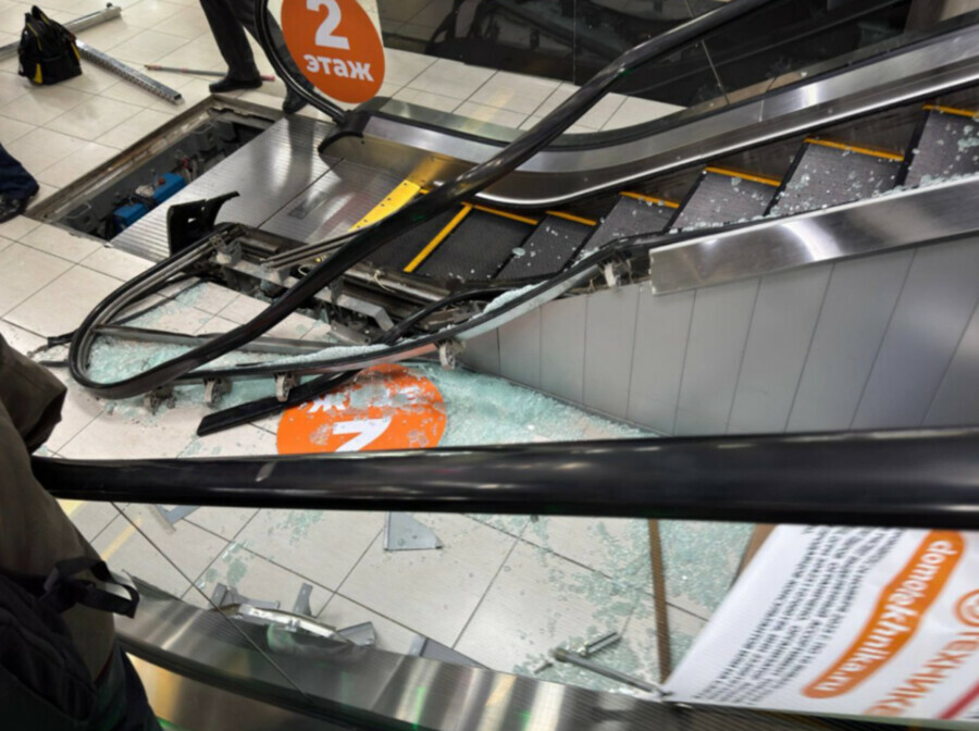 На Дальнем Востоке маленькой девочке зажевало руку эскалатором