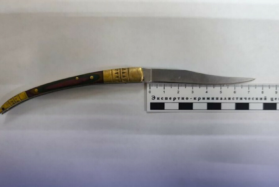 Женщину с ножом не пустили в здание Благовещенского суда