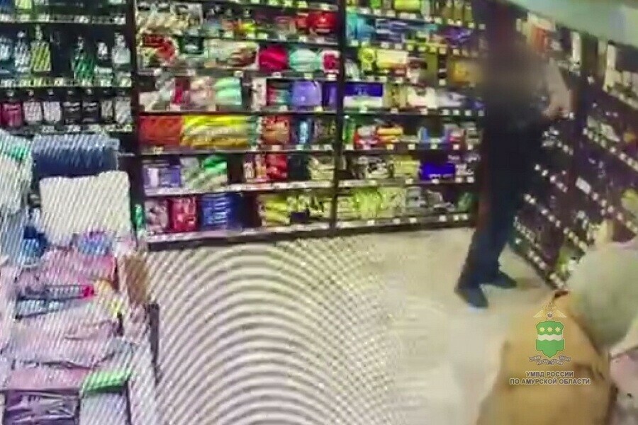 Пару бутылок виски благовещенец попытался пронести мимо кассы и попал на видео 
