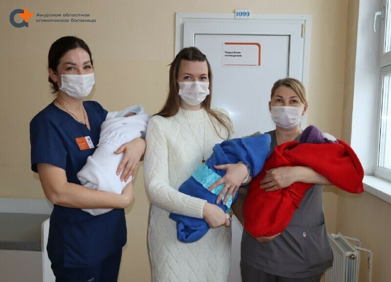 В Благовещенске родилась редчайшая тройня  одна на 200 миллионов фото