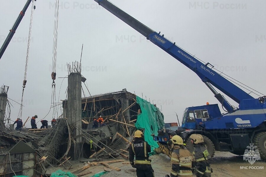 В ЮжноСахалинске рухнул ангар под завалами могут быть люди фото 