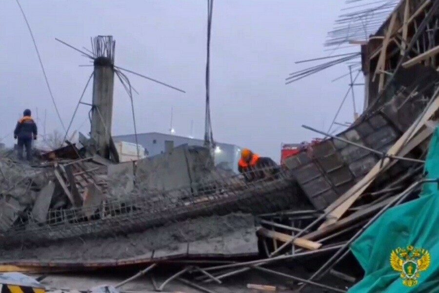 Свежезалитый бетон начал застывать стали известны подробности обрушения ангара в ЮжноСахалинске видео 