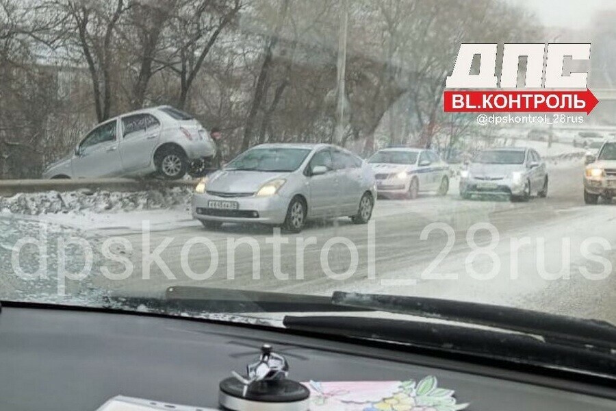 На виадуке в Благовещенске малолитражка показала невозможное 