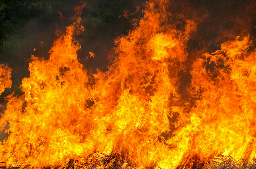 Гараж с авто внутри вспыхнул в Приамурье 