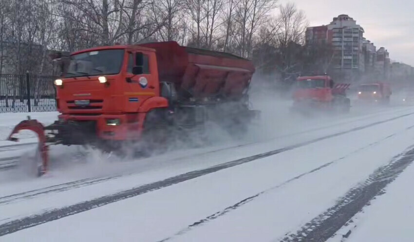 Мэрия Благовещенска последствия снегопада устраняют 27 единиц техники