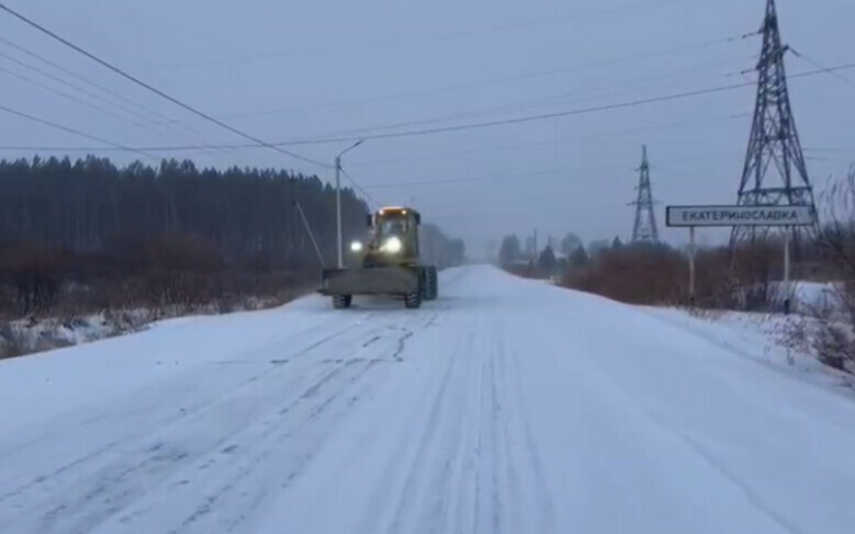 В Амурской области дороги от снега чистят 80 единиц техники