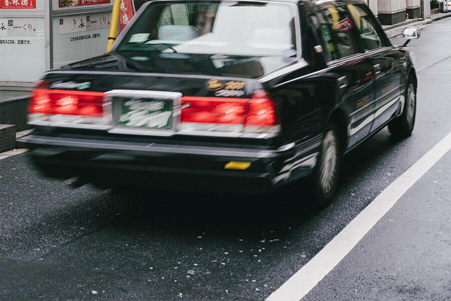 Росаккредитация опровергла информацию о запрете на ввоз в Россию праворульных машин и гибридов 