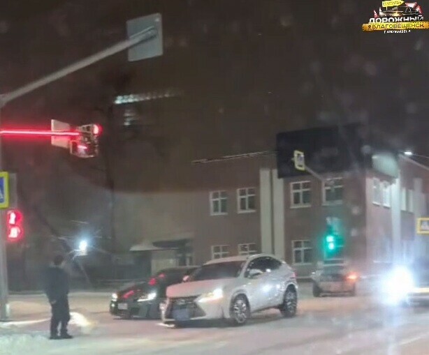 Пять машин столкнулись на перекрестке Благовещенска видео