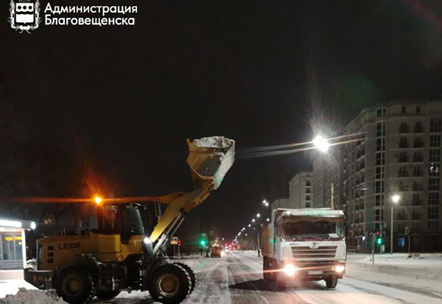 Днем снег в Благовещенске убирают больше 50 коммунальщиков и 30 машин видео