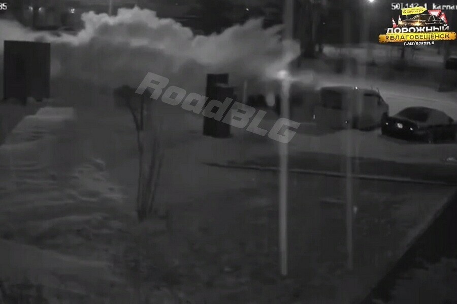 Появилось видео момента ДТП в котором благовещенка на приусе буквально снесла три авто 