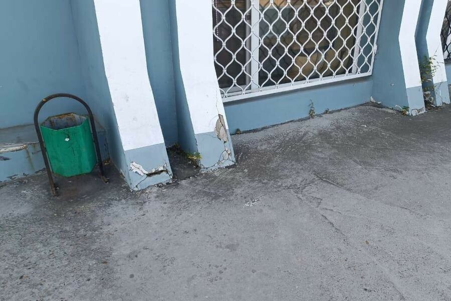 Благовещенцы обратили внимание на здание которое после свежего ремонта приходит в упадок фото