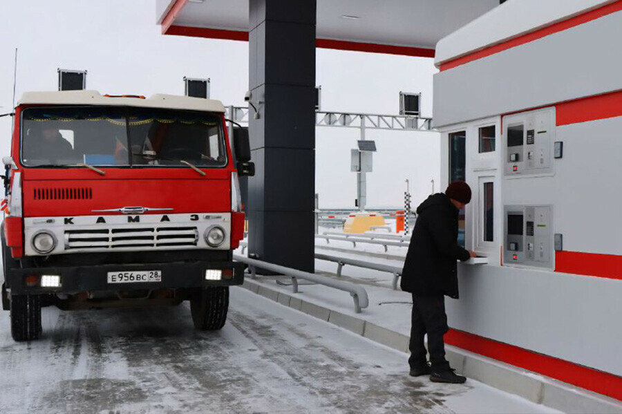 Водителей просят убрать машины на международном мосту ведущем в Хэйхэ будет работать спецтехника