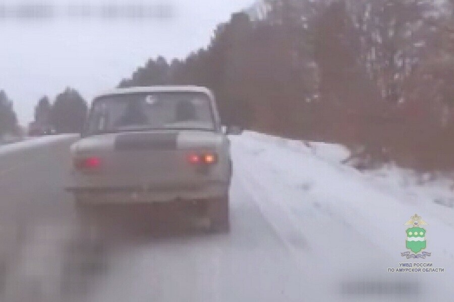 На трассе в Приамурье инспекторы остановили подозрительные Жигули Осмотрев салон выяснили что не зря фото видео 