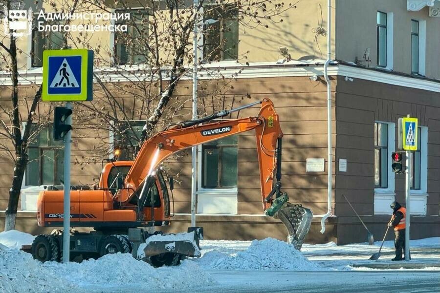 Пройдено 50 километров улиц что говорят власти об уборке снега в Благовещенске фото видео 
