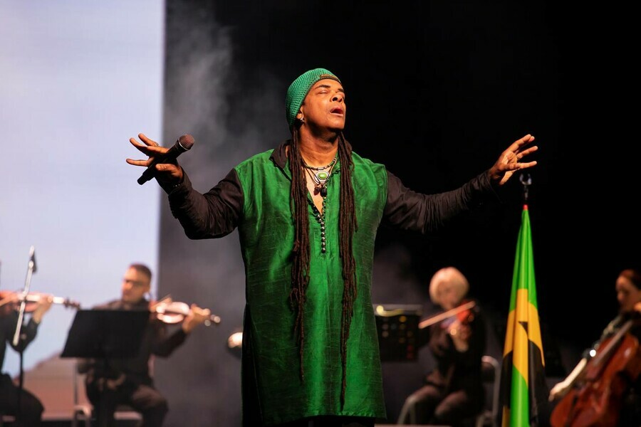 Золотой голос Enigma Эндрю Дональдс поговорил с благовещенцами по душам на английском видео