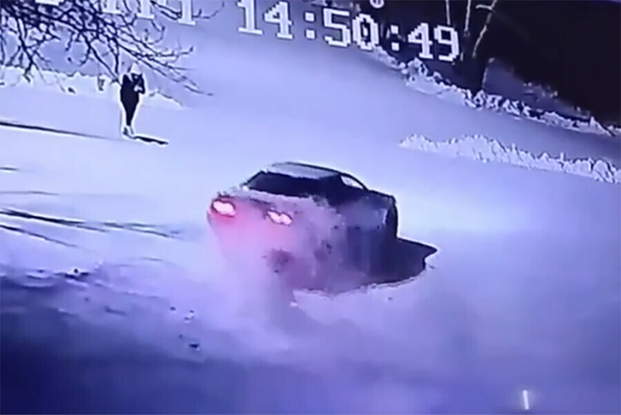 Лихач который ночью выписывал кренделя на площади перед девушкой в Магдагачи попал на видео