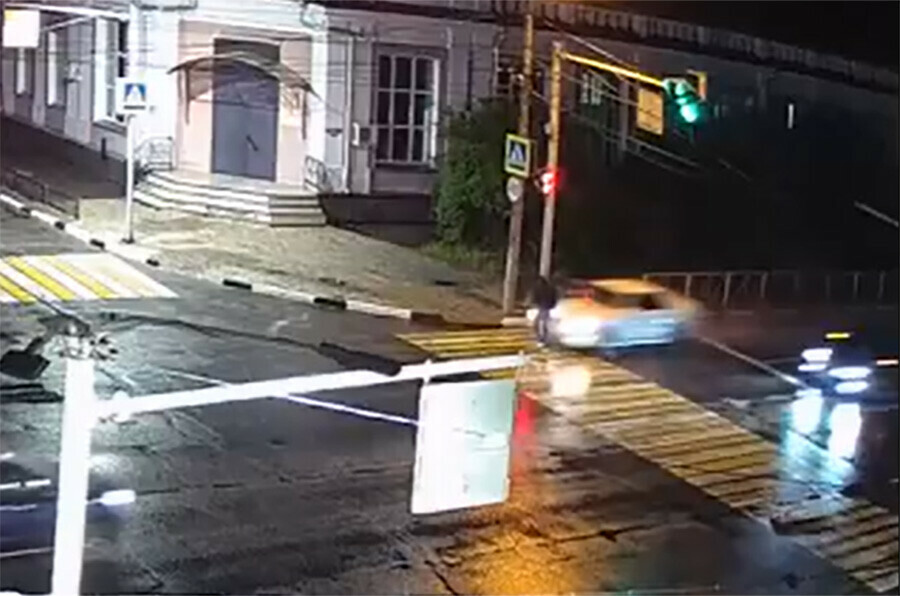 На Amurlife  подробности страшного ДТП в Белогорске в котором девушка насмерть сбила мужчину