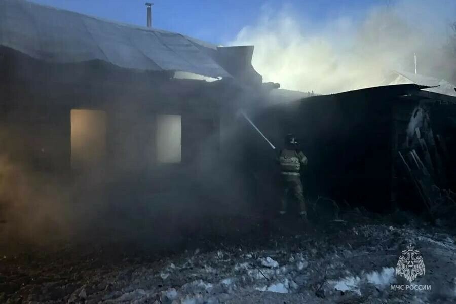 Двоих погибших обнаружили в сгоревшем доме Свободного фото 