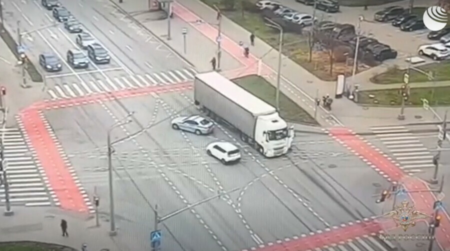 Сотрудник ГАИ остановил на ходу фуру с умирающим водителем видео