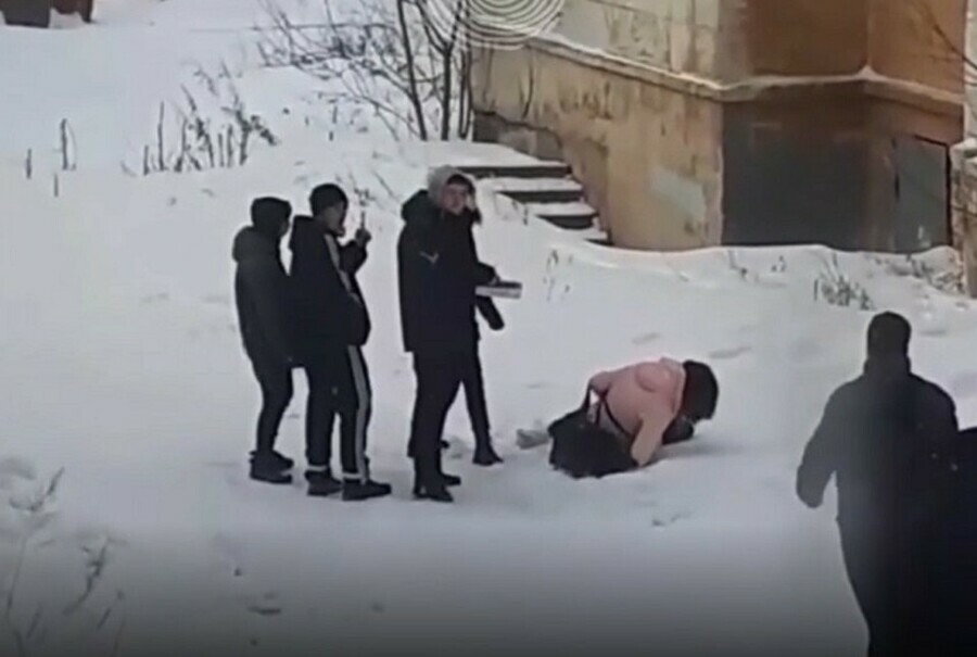 В Нижнем Тагиле толпа подростков ногами жестоко избила девочку видео 18