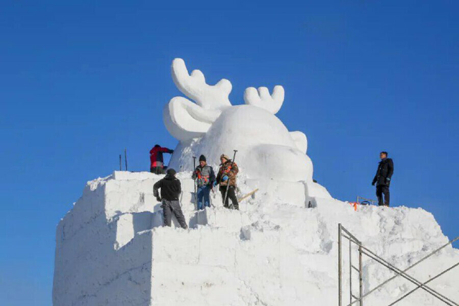 Напротив Благовещенска снова установят снежных Юю и Доудоу 