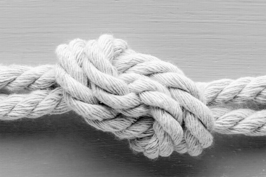 Вырвалась из дома только утром амурчанин избил и связал несовершеннолетнюю дочь