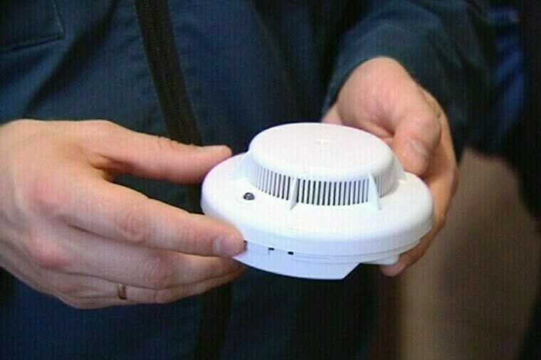 В Белогорске власти начали отказывать в материальной помощи погорельцам изза отсутствия в их доме особого технического устройства