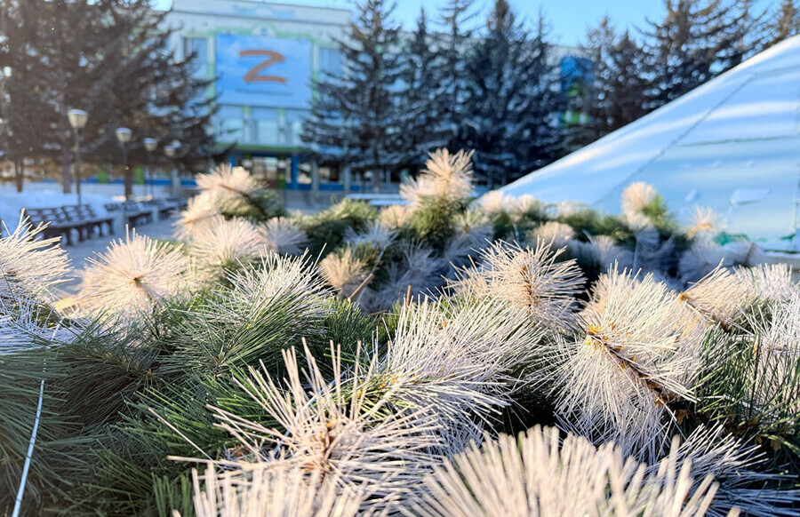 Новогодний городок с ледовыми сказочными персонажами и горками начали строить в Белогорске