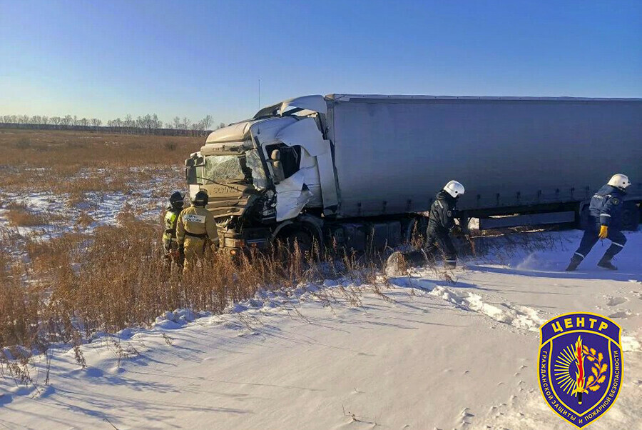 На федеральной трассе в Амурской области жестко столкнулись два большегруза фото видео