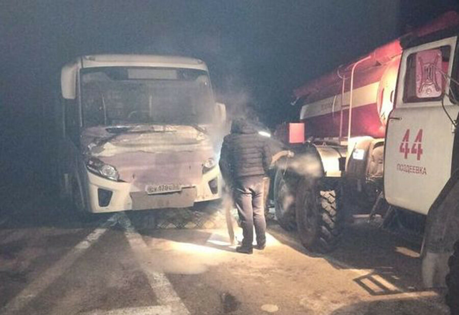 Пожарные Амурской области помогли отогреть автобус едущий во Владивосток 